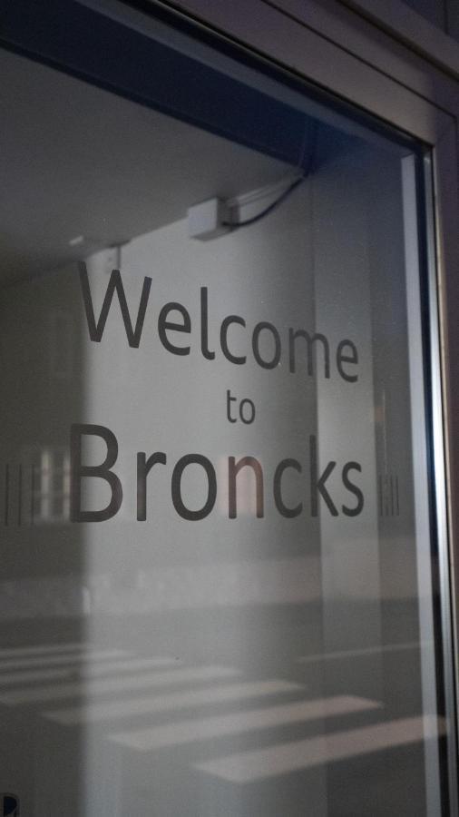 Broncks Apartment 5 - Modern 2-Bedroom In The Heart Of توئِسهون المظهر الخارجي الصورة